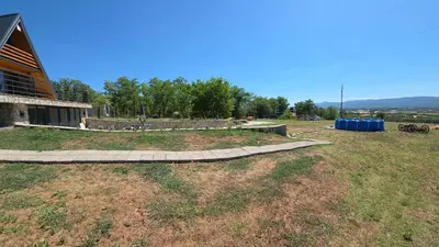 a large yard with a house and a building at Vezirove zore in Paraćin