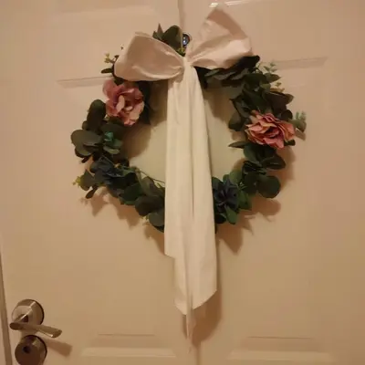 a wreath on a door with a white bow at Banjski apartman in Vrnjačka Banja
