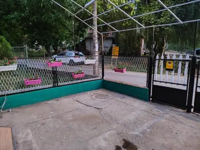 a fence with pink flower pots on it at Smestaj Bojanine Vode in Niš