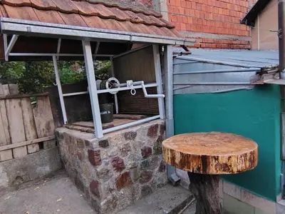 a wooden stump sitting on the side of a building at Smestaj Bojanine Vode in Niš