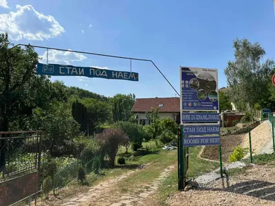 a sign that says tram tzu tzu there at Vila Petrov in Lukavica
