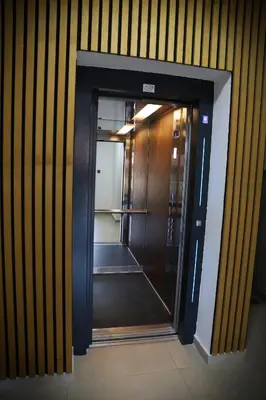 an open door to a elevator in a building at Apartman Aleksandra Vrnjacka Banja in Vrnjci