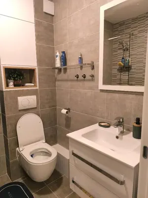 a bathroom with a toilet and a sink at COMODO 