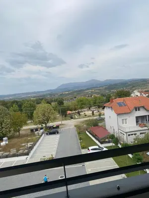 a view of a parking lot from a building at COMODO 