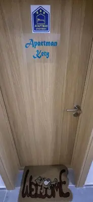 a wooden door with a sign on it at Apartman Kety Sokobanja in Soko Banja