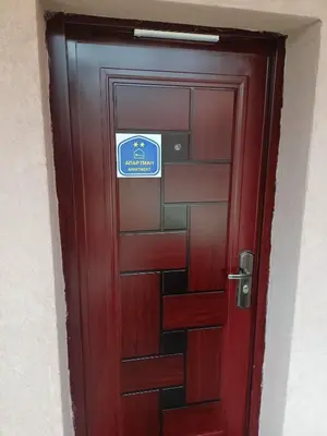 a wooden door with a sign on it at Vikendica i apartman HS in Pirot