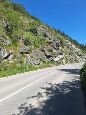 an empty road on the side of a mountain at Vikendica Borjak in Kraljevo