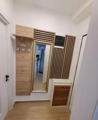 a room with a hallway with a mirror and a door at Apartman Dolly Vrnjacka banja in Vrnjačka Banja