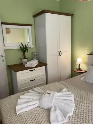 a bedroom with white towels on a bed at Apartman Korićanac I Vrnjačka Banja in Vrnjačka Banja