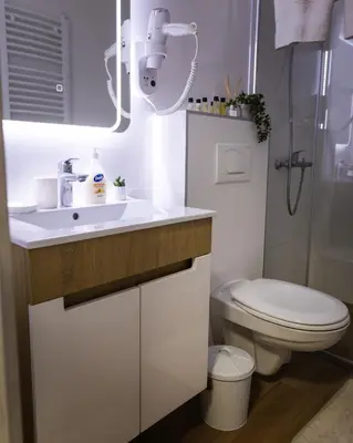 a bathroom with a white sink and a toilet at Apartman Korićanac I Vrnjačka Banja in Vrnjačka Banja