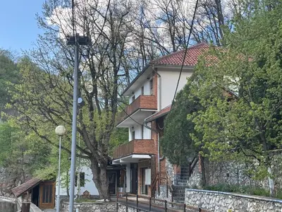 a white house with a fence in front of it at Lisine Ribnjak in Despotovac