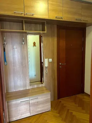 a room with a wooden door and a mirror at Apartman Tomić Vrnjacka Banja in Vrnjci