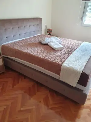 a bed with two towels on it in a bedroom at Apartman Orhideja in Knjazevac.