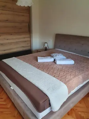 a large bed with two white towels on it at Apartman Orhideja in Knjazevac.