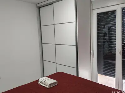 a towel sitting on a bed next to a window at You See Gold app in Pojate
