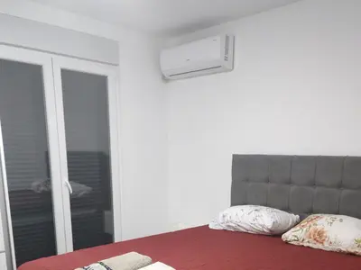 a bedroom with a bed with a window and a mirror at You See Gold app in Pojate