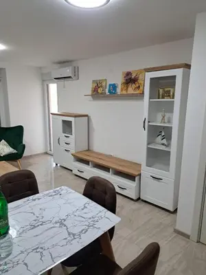 a living room with a table and a counter at You See Gold app in Pojate