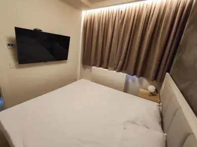 a small room with a bed and a television at ZEPTERME Promenada - Šetalište in Vrnjačka Banja
