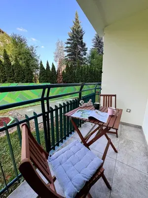 a balcony with a table and chairs on a balcony at Vrnjacki kutak in Vrnjačka Banja