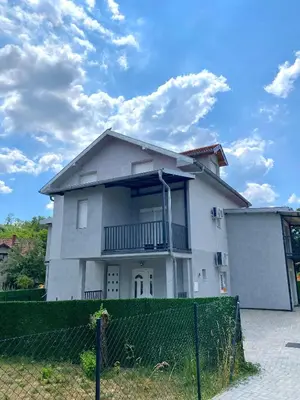 a white house with a fence in front of it at Apartman Porodična priča in Vrnjačka Banja