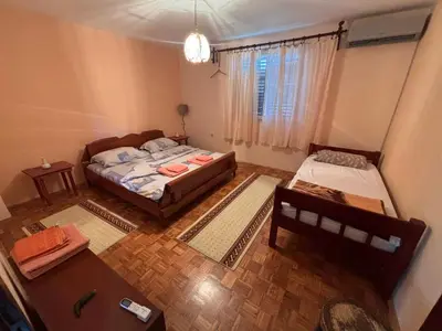 an overhead view of a bedroom with a bed and a table at Kuća za odmor braća Jevtić Vrnjačka Banja in Vrnjačka Banja