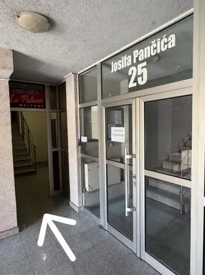 a building with the entrance to the ussta parilla at SpaNish apartman 6 in Niš
