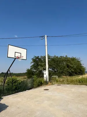 an empty basketball court with a hoop at Kuća Pored Sunca in Kruševac