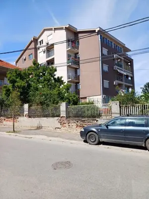 a blue car parked in front of a building at STAN NA DAN MiG -Vranje in Vranje