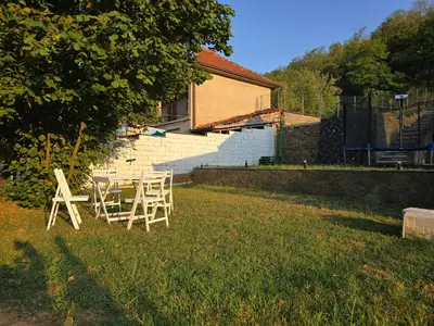 a table and chairs in the yard of a house at Seosko domaćinstvo Trajković