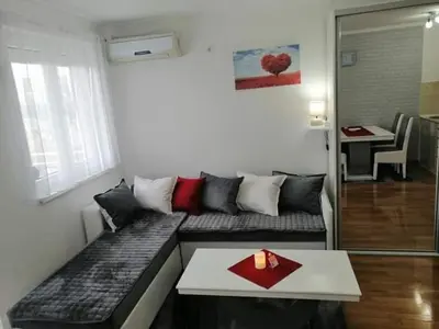 a living room with a couch and a table at Studio-apartman DM lux in Vrnjačka Banja