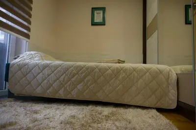 a bed in the corner of a room at Apartman Stefan Vrnjacka Banja in Vrnjačka Banja