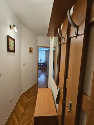 a room with a wooden door and a hallway at Apartmani Dragulji Krusevac in Kruševac