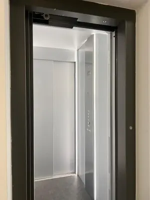 a glass door leading into a room with a hallway at Apartman Malićanin in Vrnjačka Banja