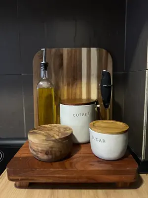 a counter with two bowls and a bottle of wine at Apartman Malićanin in Vrnjačka Banja