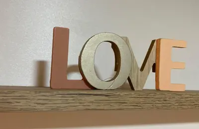 a wooden sign that says end on a shelf at Studio Inn 