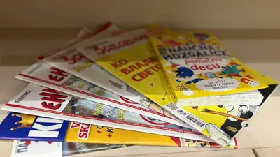 a pile of toothbrushes and magazines on a counter at Studio Crnjanski in Jagodina