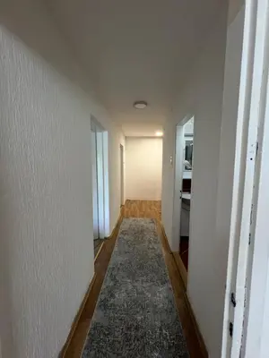 an empty hallway with a rug in a room at Apartman Boža 2 in Kuršumlija