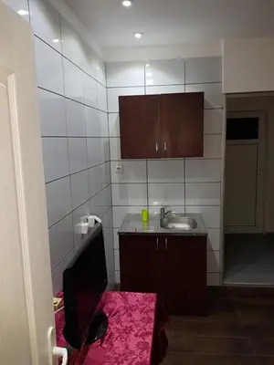 a small kitchen with a sink and a mirror at Prenociste H2O in Paraćin