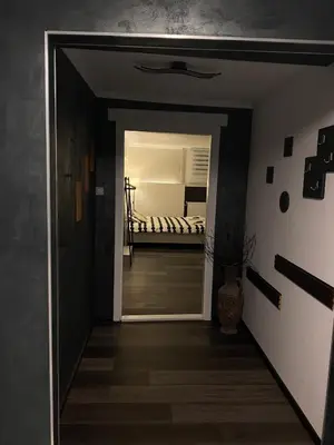 a hallway with a door leading to a bedroom at Diamona Lux Apartman 1 in Donja Toponica