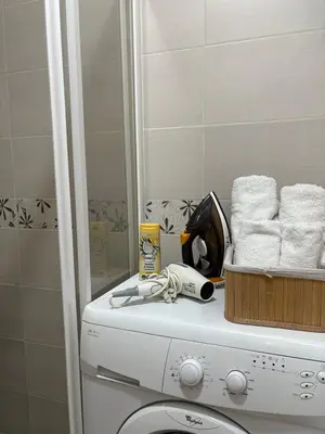 a box of towels sitting on top of a washing machine at Wing Apartman Jagodina in Jagodina