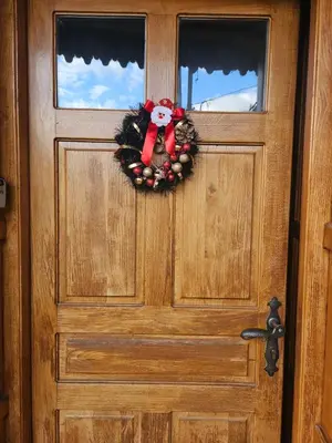 a door with a christmas wreath on it at Apartman Vila Mir in Vrnjačka Banja