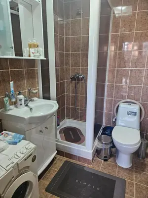 a bathroom with a shower and a toilet and a sink at Apartman Vila Mir in Vrnjačka Banja