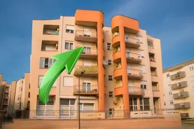 a green arrow sign in front of a building at Apartman Lusi Vranje in Vranje
