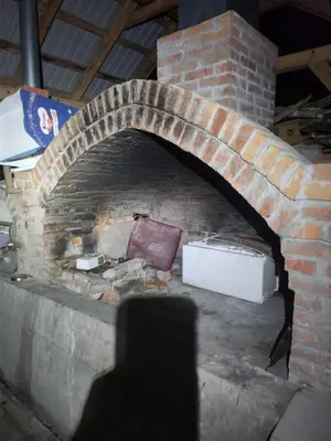 a brick pizza oven with a brick arch way at Vila Vera Jastrebac in Buci