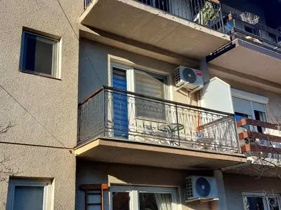 an apartment building with a balcony with an air conditioner at Apartman Javor in Vrnjačka Banja
