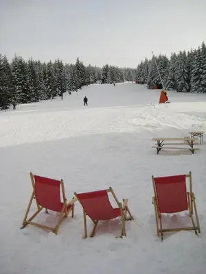 two chairs and a picnic table in the snow at KOPAONIK-GONDOLA 100m in Brzeće
