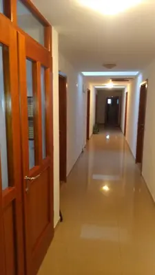 an empty hallway with a door and a hallwayngth at Apartmani Tamara in Vrnjačka Banja