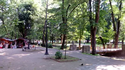 a park with a light pole in the middle of a park at Apartmani LolaNola in Vrnjačka Banja