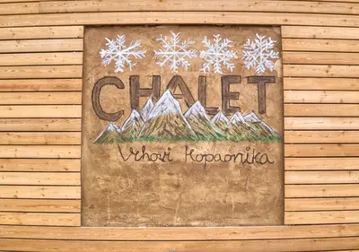 a sign that says change what kagonota on a wooden wall at Chalet Vrhovi Kopaonika in Kopaonik