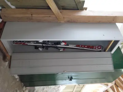 a pair of skis sitting on top of a shelf at apartman na stazi in Kopaonik